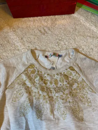 Camiseta Desigual beige con cremallera y estampado