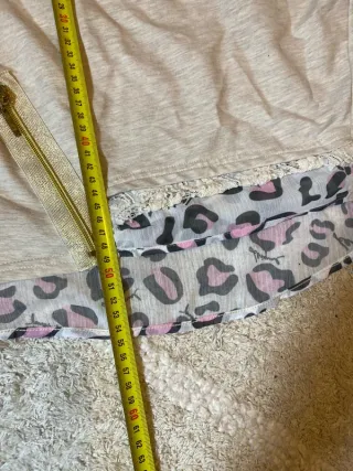 Camiseta Desigual beige con cremallera y estampado