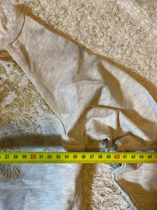 Camiseta Desigual beige con cremallera y estampado