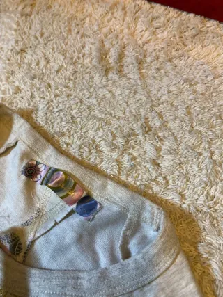 Camiseta Desigual beige con cremallera y estampado