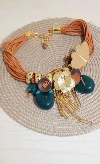 Collana con farfalla e fiori oro