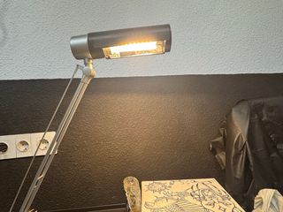 Lámpara de escritorio plateada y negra