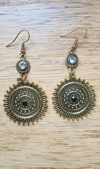 Brincos Dourados com Pedra Preta.