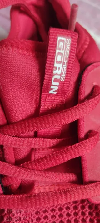 Zapatillas Skechers Go Rum, rojas