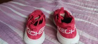 Zapatillas Skechers Go Rum, rojas