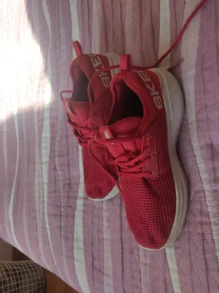 Zapatillas Skechers Go Rum, rojas