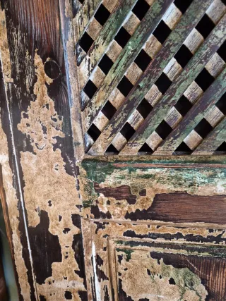 Armario antiguo de madera y metal