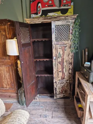 Armario antiguo de madera y metal