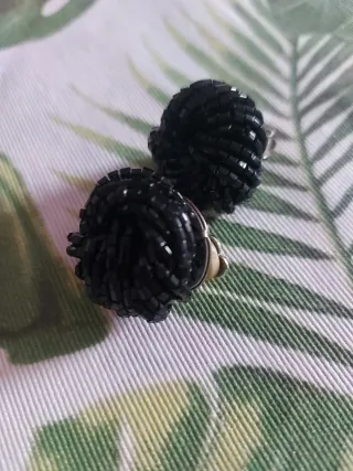 Pendientes negros antiguos