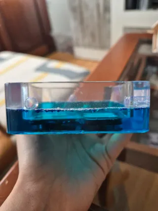 Cenicero de resina azul con figuras