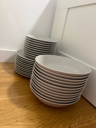 Servicio de platos IKEA gris