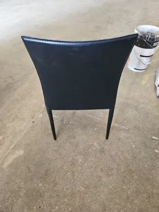 Silla de piel negra moderna