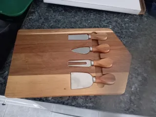 Tabla de quesos con 4 cubiertos