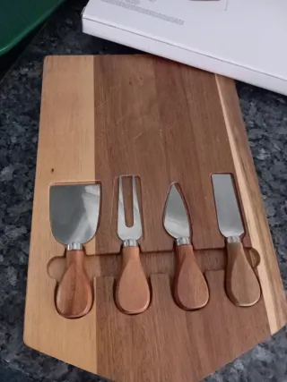 Tabla de quesos con 4 cubiertos