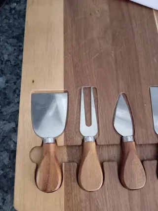 Tabla de quesos con 4 cubiertos