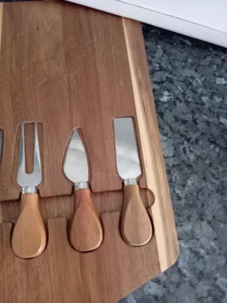 Tabla de quesos con 4 cubiertos