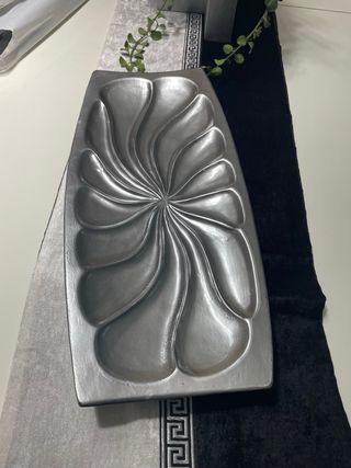 Centro de mesa plateado decorativo mide 47 por 22