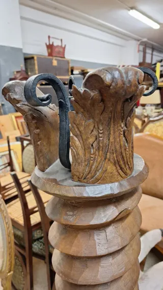 Tornillo de prensa antiguo de madera