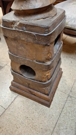 Tornillo de prensa antiguo de madera