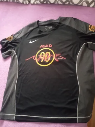 Camiseta Nike MAD 90 Negra y Gris
