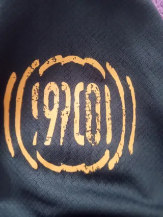 Camiseta Nike MAD 90 Negra y Gris