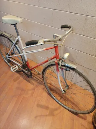 Bicicleta Clásica Roja y Blanca orbea