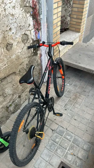 Bicicleta Btwin Naranja y Negra