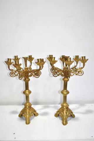 Antiguos candelabros de bronce dorado
