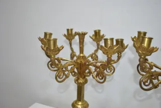 Antiguos candelabros de bronce dorado