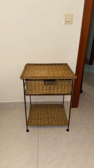 Mesita auxiliar mimbre y metal