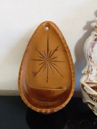 2 acquasantiera, 1 in ceramica e 1 in plastica