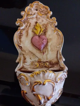 2 acquasantiera, 1 in ceramica e 1 in plastica