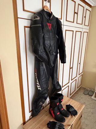 Mono Dainese 2 piezas + Botas + Guantes