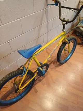Bicicleta BMX California Amarilla
