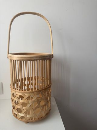 Cesta de bambú y madera
