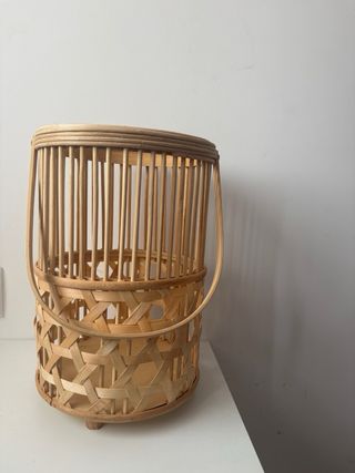 Cesta de bambú y madera