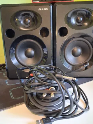 Monitores Alesis Negros