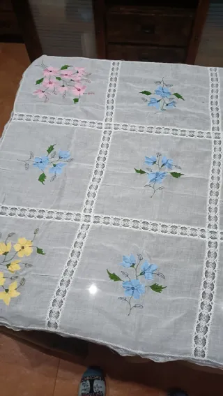 Mantelería y servilletas bordadas a mano flores