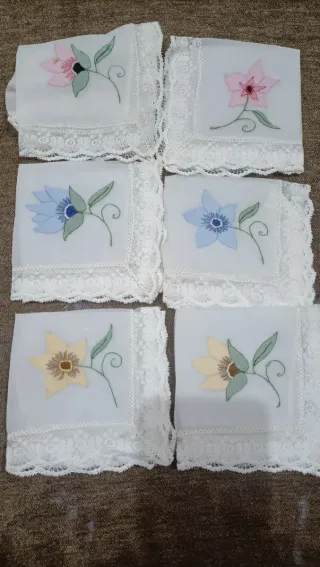 Mantelería y servilletas bordadas a mano flores