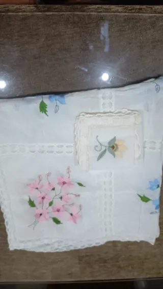 Mantelería y servilletas bordadas a mano flores