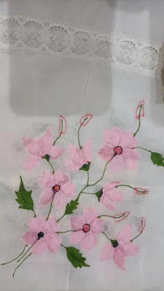 Mantelería y servilletas bordadas a mano flores