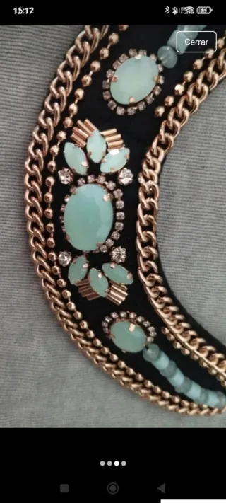 Collar dorado con piedras turquesa