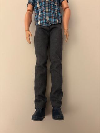 Bambola Ken Barbie Fashionista Mattel 2011