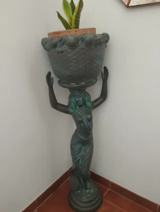 Macetero de pie figura mujer