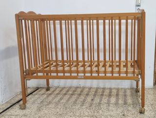 Cuna de madera para bebé