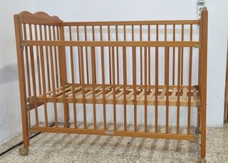 Cuna de madera para bebé