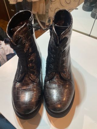 Botas charol niña T35