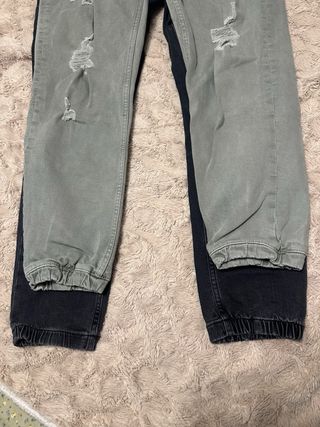 Pantalones vaqueros negros y verdes
