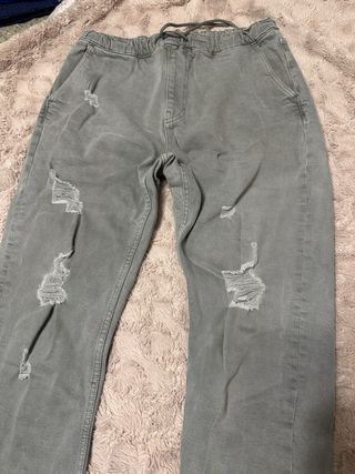 Pantalones vaqueros negros y verdes