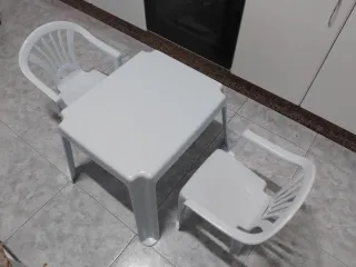 Conjunto blanco mesa y 2 sillitas infantiles